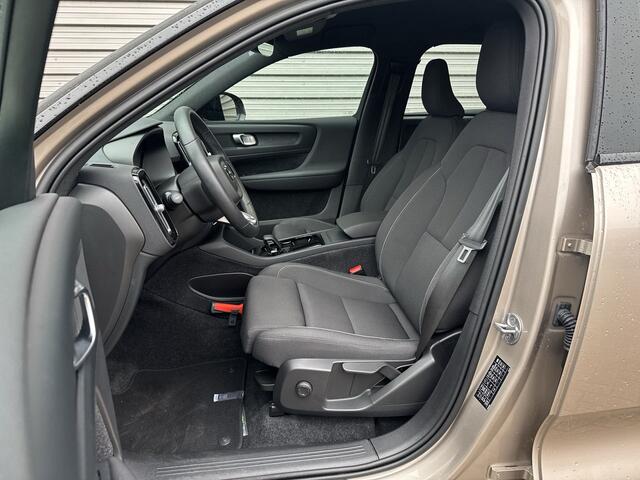 Volvo XC40 Recharge Core 70 kWh / Apple Carplay/Android Auto / 19" Velgen / Achteruitrijcamera /