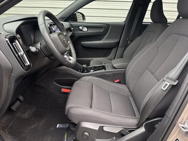 Volvo XC40 Recharge Core 70 kWh / Apple Carplay/Android Auto / 19" Velgen / Achteruitrijcamera /