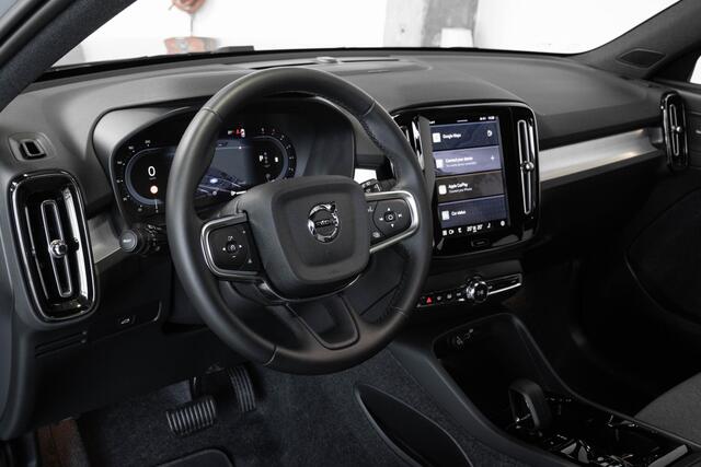 Volvo XC40 B4 Plus Dark | Verwarmbare Voorstoelen en Stuurwiel | Semi-Elektrische Trekhaak | Verwarmbare Voorruit | Premium Audio by Harman Kardon | Adaptieve Cruise Control | Park Assist