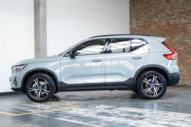 Volvo XC40 B4 Plus Dark | Verwarmbare Voorstoelen en Stuurwiel | Semi-Elektrische Trekhaak | Verwarmbare Voorruit | Premium Audio by Harman Kardon | Adaptieve Cruise Control | Park Assist
