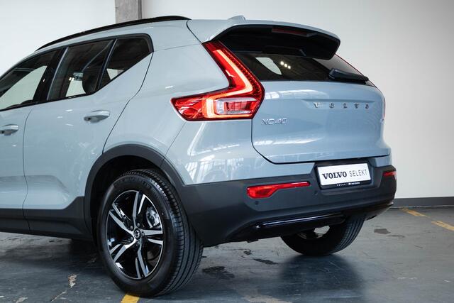 Volvo XC40 B4 Plus Dark | Verwarmbare Voorstoelen en Stuurwiel | Semi-Elektrische Trekhaak | Verwarmbare Voorruit | Premium Audio by Harman Kardon | Adaptieve Cruise Control | Park Assist