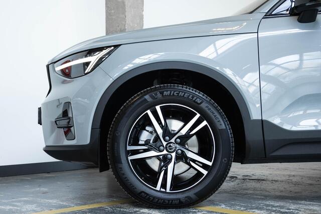 Volvo XC40 B4 Plus Dark | Verwarmbare Voorstoelen en Stuurwiel | Semi-Elektrische Trekhaak | Verwarmbare Voorruit | Premium Audio by Harman Kardon | Adaptieve Cruise Control | Park Assist