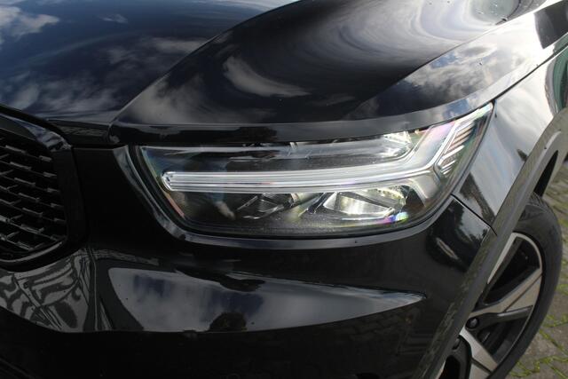 Volvo XC40 1.5 T4 Recharge R-Design | Incl. 12 maanden garantie | Harman/Kardon audio | Schuif/kantel dak | Apple carplay/Android auto | Stuurwiel verwarming | Voorstoelen verwarmd | DAB | Navigatie | Lichtmetalen velgen | Climate control | Zwart dakhemel