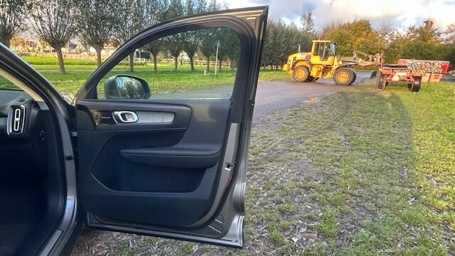 Volvo XC40 2.0 T4 AWD INSCRIPTION 23.000KM!!! 1E EIGENAAR!!! NAVIGATIE, APPLE CARPLAY, HARMAN/KARDON, LEER, STOELVERWARMING, VOORRUITVERWARMING, SFEERVERLICHTING, ELEC. ACHTERKLEP, PARKEERHULP V/A, ACHTERUITRIJCAMERA, LED-LICHT, 18"L/M-VELGEN, ENZ. ENZ. FULL OPTIONS