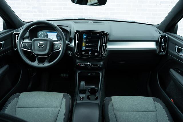 Volvo XC40 T2 Momentum Aut. | Park Assist V+A | Parkeercamera | 19" Lichtmetalen Velgen | Navigatie | Apple CarPlay & Android Auto |