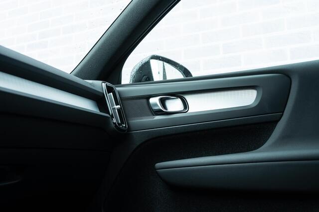 Volvo XC40 T2 Momentum Aut. | Park Assist V+A | Parkeercamera | 19" Lichtmetalen Velgen | Navigatie | Apple CarPlay & Android Auto |