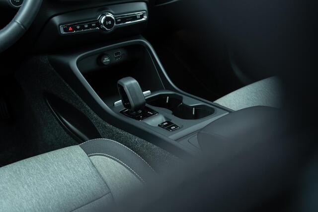 Volvo XC40 T2 Momentum Aut. | Park Assist V+A | Parkeercamera | 19" Lichtmetalen Velgen | Navigatie | Apple CarPlay & Android Auto |