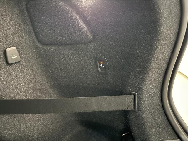 Volvo XC40 T3 163pk Automaat Momentum Pro / Adapt.. Cruise / BLIS / Elektr. Trekhaak / Verw. Voorruit / PDC + Camera / Lane Keeping Aid / Noodreservewiel / Elektr. Achterklep /