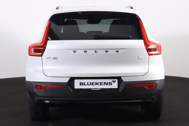 Volvo XC40 T5 Recharge Ultimate Dark Panorama/schuifdak - IntelliSafe Assist & Surround - 360º Camera - Harman/Kardon audio - Verwarmde voorstoelen & stuur - Parkeersensoren voor & achter - Extra getint glas - 19' LMV