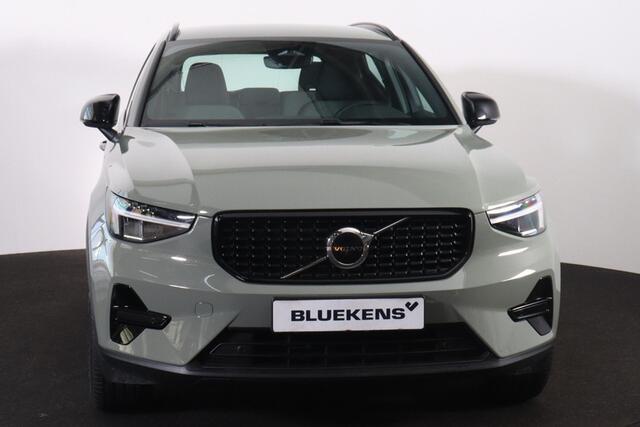 Volvo XC40 B4 Plus Dark - IntelliSafe Assist & Surround - Harman/Kardon audio - Parkeercamera achter - Verwarmde voorstoelen & stuur - Parkeersensoren voor & achter - Elektr. bedienb. voorstoelen met geheugen links - Draadloze tel. lader - Elektr. inklapbare trekhaa