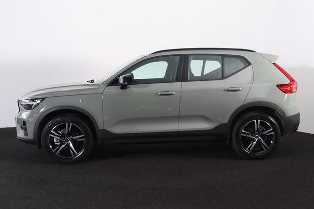 Volvo XC40 B4 Plus Dark - IntelliSafe Assist & Surround - Harman/Kardon audio - Parkeercamera achter - Verwarmde voorstoelen & stuur - Parkeersensoren voor & achter - Elektr. bedienb. voorstoelen met geheugen links - Draadloze tel. lader - Elektr. inklapbare trekhaa