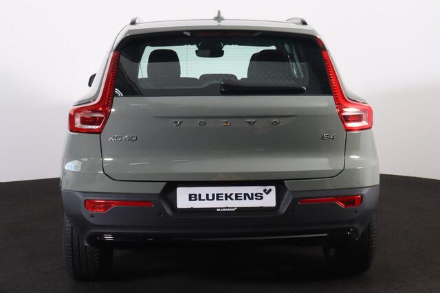 Volvo XC40 B4 Plus Dark - IntelliSafe Assist & Surround - Harman/Kardon audio - Parkeercamera achter - Verwarmde voorstoelen & stuur - Parkeersensoren voor & achter - Elektr. bedienb. voorstoelen met geheugen links - Draadloze tel. lader - Elektr. inklapbare trekhaa