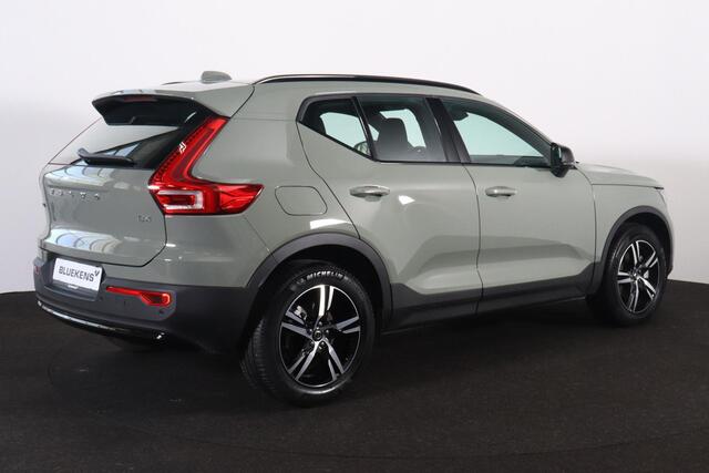 Volvo XC40 B4 Plus Dark - IntelliSafe Assist & Surround - Harman/Kardon audio - Parkeercamera achter - Verwarmde voorstoelen & stuur - Parkeersensoren voor & achter - Elektr. bedienb. voorstoelen met geheugen links - Draadloze tel. lader - Elektr. inklapbare trekhaa