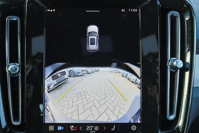 Volvo XC40 B4 Plus Dark - IntelliSafe Assist & Surround - Harman/Kardon audio - Parkeercamera achter - Verwarmde voorstoelen & stuur - Parkeersensoren voor & achter - Elektr. bedienb. voorstoelen met geheugen links - Draadloze tel. lader - Elektr. inklapbare trekhaa