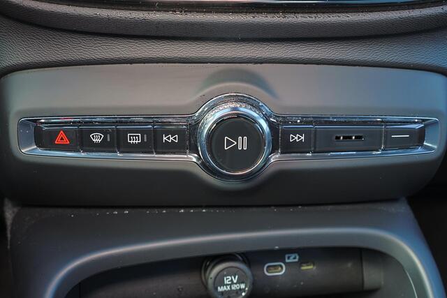 Volvo XC40 B4 Plus Dark - IntelliSafe Assist & Surround - Harman/Kardon audio - Parkeercamera achter - Verwarmde voorstoelen & stuur - Parkeersensoren voor & achter - Elektr. bedienb. voorstoelen met geheugen links - Draadloze tel. lader - Elektr. inklapbare trekhaa