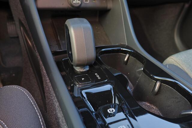 Volvo XC40 B4 Plus Dark - IntelliSafe Assist & Surround - Harman/Kardon audio - Parkeercamera achter - Verwarmde voorstoelen & stuur - Parkeersensoren voor & achter - Elektr. bedienb. voorstoelen met geheugen links - Draadloze tel. lader - Elektr. inklapbare trekhaa