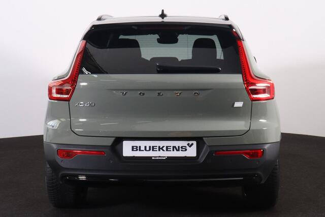 Volvo XC40 Extened Range Core 82 kWh - IntelliSafe Assist & Surround - Parkeercamera achter - Verwarmde voorstoelen, stuur & achterbank - Parkeersensoren voor & achter - Draadloze tel. lader - Warmtepomp - Extra getint glas - Elektr. inklapbare trekhaak - 19' LMV