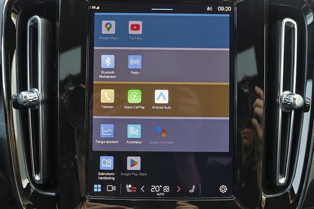 Volvo XC40 Extened Range Core 82 kWh - IntelliSafe Assist & Surround - Parkeercamera achter - Verwarmde voorstoelen, stuur & achterbank - Parkeersensoren voor & achter - Draadloze tel. lader - Warmtepomp - Extra getint glas - Elektr. inklapbare trekhaak - 19' LMV