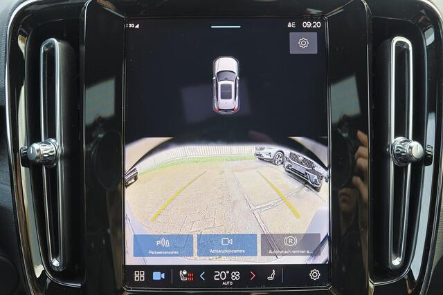 Volvo XC40 Extened Range Core 82 kWh - IntelliSafe Assist & Surround - Parkeercamera achter - Verwarmde voorstoelen, stuur & achterbank - Parkeersensoren voor & achter - Draadloze tel. lader - Warmtepomp - Extra getint glas - Elektr. inklapbare trekhaak - 19' LMV