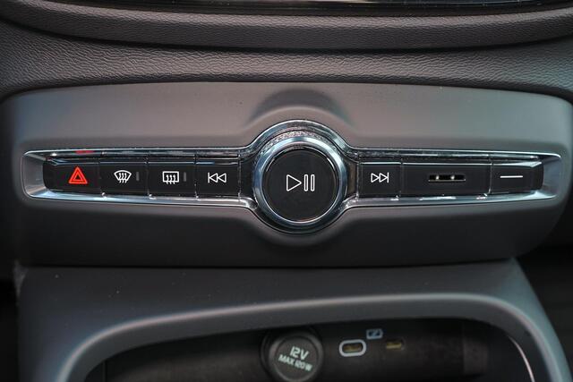 Volvo XC40 Extened Range Core 82 kWh - IntelliSafe Assist & Surround - Parkeercamera achter - Verwarmde voorstoelen, stuur & achterbank - Parkeersensoren voor & achter - Draadloze tel. lader - Warmtepomp - Extra getint glas - Elektr. inklapbare trekhaak - 19' LMV