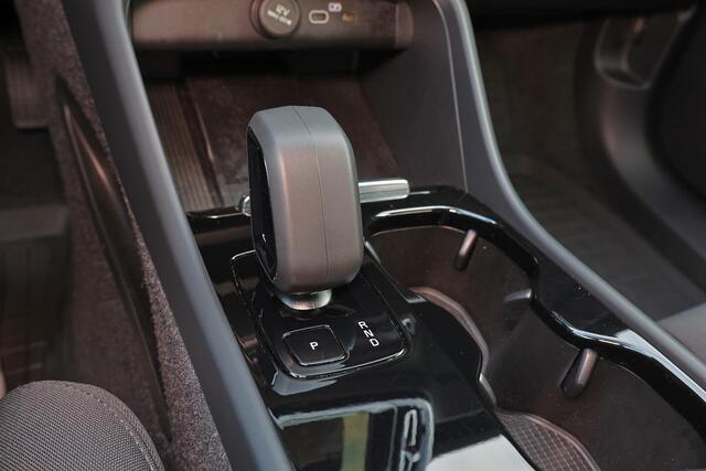 Volvo XC40 Extened Range Core 82 kWh - IntelliSafe Assist & Surround - Parkeercamera achter - Verwarmde voorstoelen, stuur & achterbank - Parkeersensoren voor & achter - Draadloze tel. lader - Warmtepomp - Extra getint glas - Elektr. inklapbare trekhaak - 19' LMV