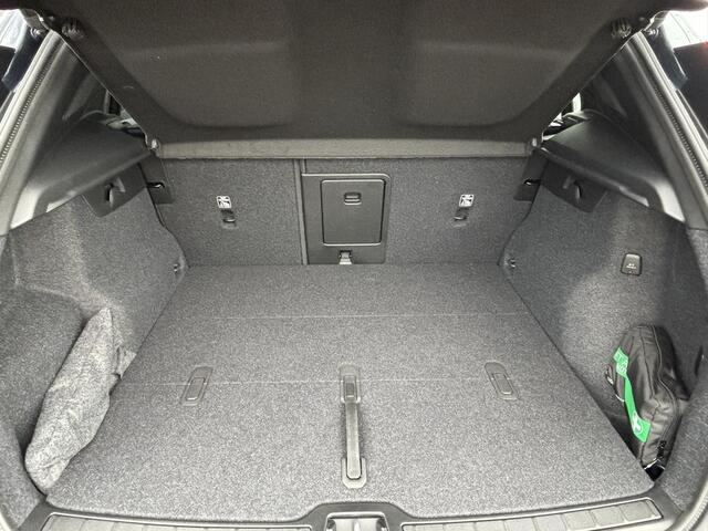 Volvo XC40 2.0 B4 Core Business Edition / 18 inch / Stoelverwarming / Elek. achterklep / Getinte ramen /