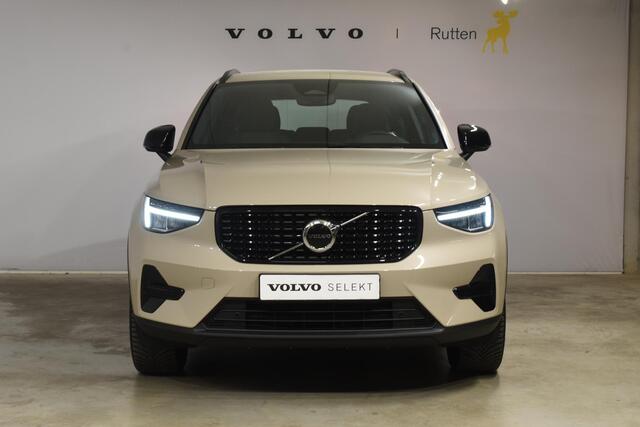 Volvo XC40 B4 211PK Automaat Plus Dark / Navigatie / Adaptive Cruise / Harman Kardon / Stuur- & Stoelverwarming / Elektrische achterklep / Achteruitrijcamera / Trekhaak / Elektrische stoelverst. met geheugen