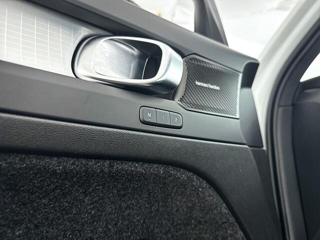 Volvo XC40 B4 Plus Dark | Parkeercamera | Stoel- en Stuurverwarming | Harman Kardon | Trekhaak