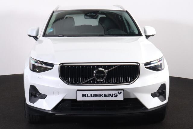 Volvo XC40 B3 Core - IntelliSafe Assist & Surround - 360º Camera - Verwarmde voorstoelen & stuur - Parkeersensoren voor & achter - Elektr. bedienb. voorstoelen met geheugen links - Draadloze tel. lader - Extra getint glas - 19' LMV