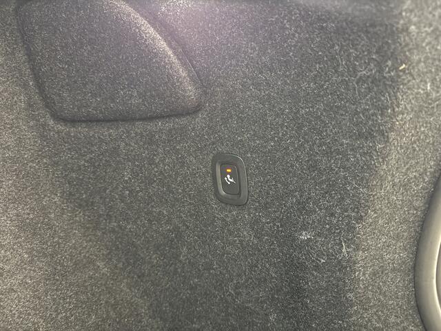 Volvo XC40 T5 262pk Recharge R-Design / Stoel/- en stuurverwarming / Power seats / Trekhaak / Elektr achterklep / Camera rondom /