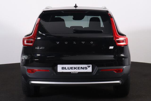 Volvo XC40 T4 Recharge Plus Bright - IntelliSafe Assist & Surround - Harman/Kardon audio - Parkeercamera achter - Verwarmde voorstoelen & stuur - Parkeersensoren voor & achter - Elektr. bedienb. voorstoelen met geheugen links - Draadloze tel. lader - Extra getint gl