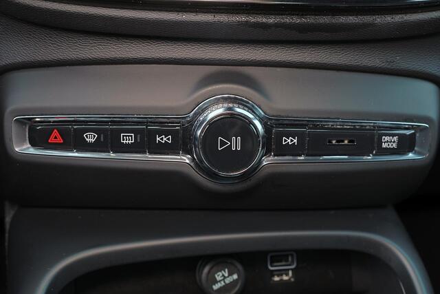 Volvo XC40 T4 Recharge Plus Bright - IntelliSafe Assist & Surround - Harman/Kardon audio - Parkeercamera achter - Verwarmde voorstoelen & stuur - Parkeersensoren voor & achter - Elektr. bedienb. voorstoelen met geheugen links - Draadloze tel. lader - Extra getint gl