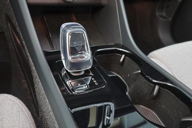 Volvo XC40 Extended Range Plus 82 kWh - IntelliSafe Assist & Surround - 360º Camera - Harman/Kardon audio - Verwarmde voorstoelen, stuur & achterbank - Parkeersensoren voor & achter - Elektr. bedienb. bestuurdersstoel met geheugen - Wollen bekleding - Draadloze tel.