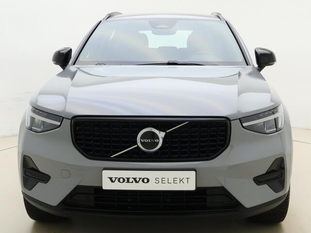 Volvo XC40 B4 211pk Plus Dark / Harman&Kardon / Elektr. Stoelen / 19'' + All Season / Elektr. Trekhaak / Noodreservewiel / Keyless / BLIS / ACC / Verw. Voorruit /