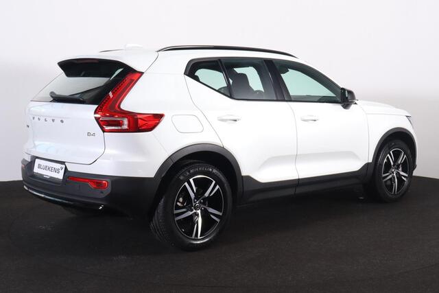 Volvo XC40 B4 Plus Dark - IntelliSafe Assist & Surround - Harman/Kardon audio - Parkeercamera achter - Verwarmde voorstoelen & stuur - Parkeersensoren voor & achter - Elektr. bedienb. voorstoelen met geheugen links - Draadloze tel. lader - Elektr. inklapbare trekhaa