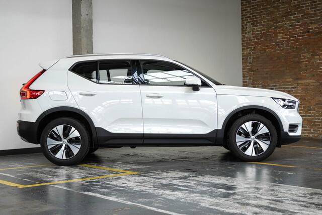 Volvo XC40 T4 Momentum Pro | 1ste Eigenaar | Dealeronderhouden | Semi Electrische Wegklapbare Trekhaak | 18'' Lichtmetalen Velgen | Parkeerverwarming | Parkeersensoren