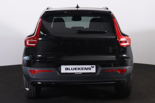 Volvo XC40 B3 Ultra Black Edition - Panorama/schuifdak - IntelliSafe Assist & Surround - 360º Camera - Harman/Kardon audio - LED Pixel koplampen - Verwarmde voorstoelen & stuur - Parkeersensoren voor & achter - Elektr. bedienb. voorstoelen met geheugen links - Draad