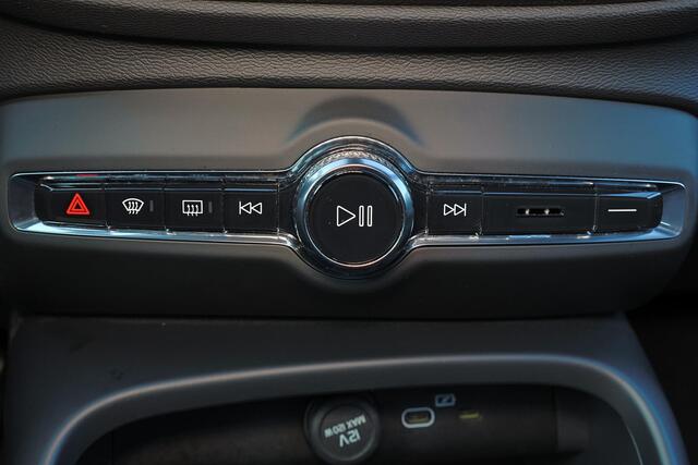 Volvo XC40 B3 Ultra Black Edition - Panorama/schuifdak - IntelliSafe Assist & Surround - 360º Camera - Harman/Kardon audio - LED Pixel koplampen - Verwarmde voorstoelen & stuur - Parkeersensoren voor & achter - Elektr. bedienb. voorstoelen met geheugen links - Draad