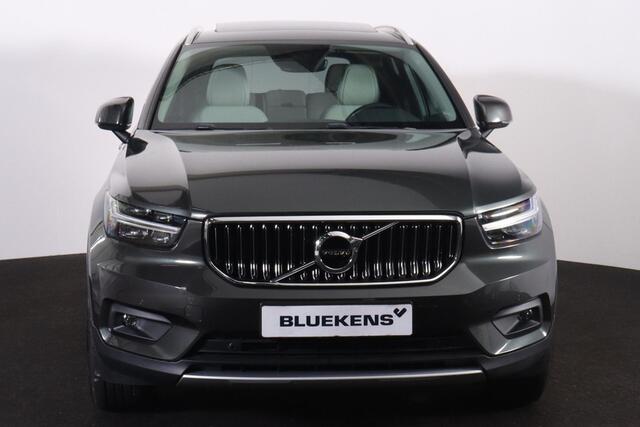 Volvo XC40 T4 Inscription - Panorama/schuifdak - Parkeercamera achter - Verwarmde voorstoelen - Parkeersensoren voor & achter - Elektr. bedienb. voorstoelen met geheugen links - Cruise control - Extra getint glas - 19' LMV