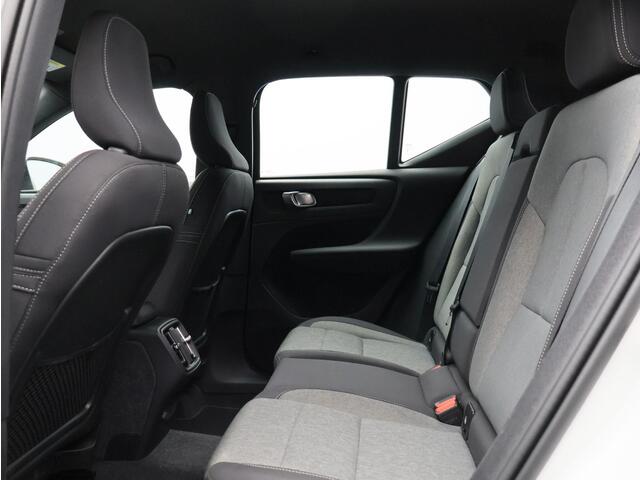 Volvo XC40 2.0 B4 Plus Dark / Trekhaak / Stoel+stuur+voorruitverwarming / Elektr. bed. stoelen / Harman Kardon