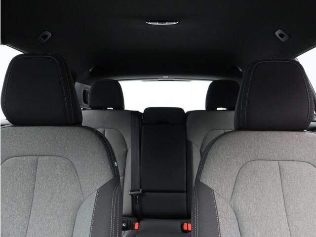 Volvo XC40 2.0 B4 Plus Dark / Trekhaak / Stoel+stuur+voorruitverwarming / Elektr. bed. stoelen / Harman Kardon