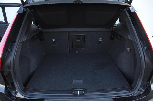 Volvo XC40 T4 211PK Automaat Plus Dark / Elektrische stoelen met geheugen / stuur - en stoelverwarming / Cruise control / Harman kardon audio / elektrische achterklep / Parkeersensoren met camers