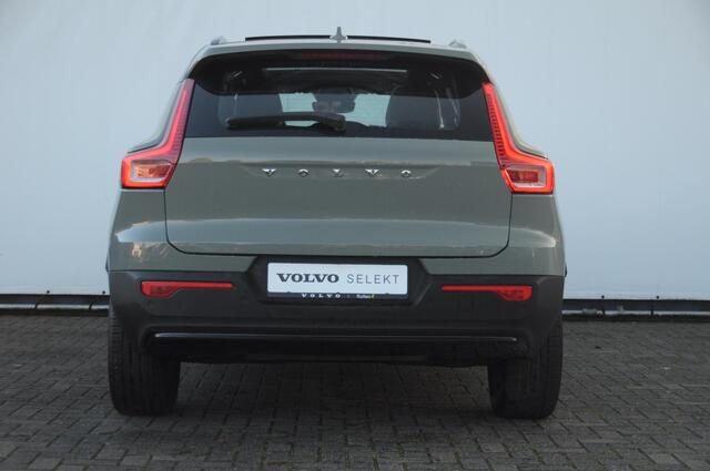 Volvo XC40 B3 163PK Automaat Ultimate Dark / Panoramadak / Adaptive cruise control / Elektrische stoelen / Harman Kardon audio / Pilot assist / BLIS / Stoel en stuur verwarming / Elektrische achterklep / Parkeersensoren met camera / Google infotainment