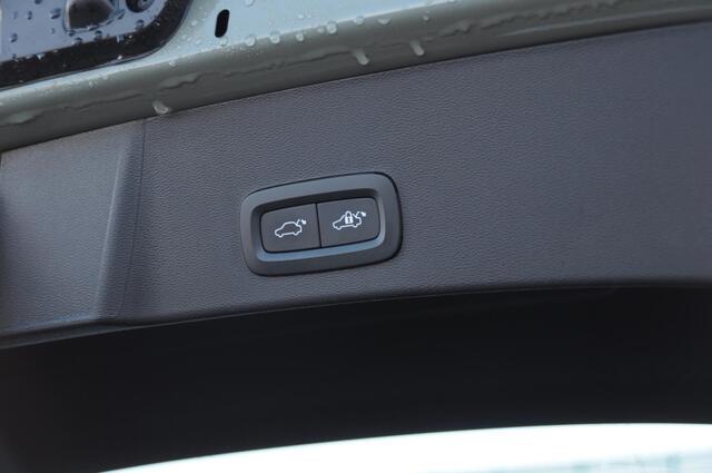 Volvo XC40 B3 163PK Automaat Ultimate Dark / Panoramadak / Adaptive cruise control / Elektrische stoelen / Harman Kardon audio / Pilot assist / BLIS / Stoel en stuur verwarming / Elektrische achterklep / Parkeersensoren met camera / Google infotainment