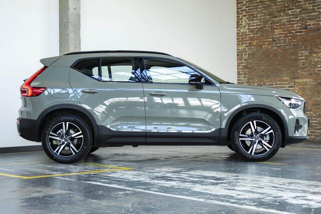 Volvo XC40 B4 Plus Dark | Trekhaak Semi-elektrisch | Adaptieve Cruise Control | Pilot Assist | Verwarmbare voorstoelen | Verwarmbaar stuurwiel | Blind Spot Information System | Verwarmbare voorruit | Parkeercamera | Parkeersensoren voor + achter |