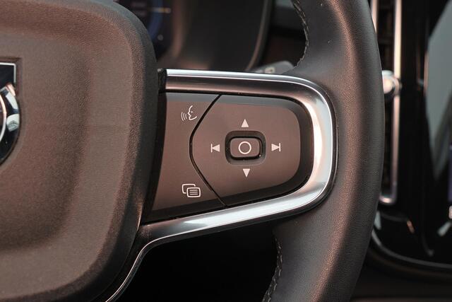 Volvo XC40 Recharge Plus 70 kWh - IntelliSafe Assist & Surround - Parkeercamera achter - Verwarmde voorstoelen & stuur - Parkeersensoren voor & achter - Draadloze tel. lader - Warmtepomp - Extra getint glas - 19' LMV