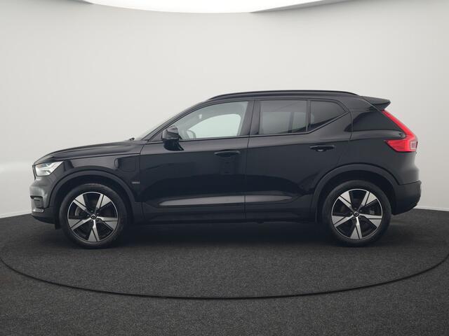 Volvo XC40 T4 Recharge R-Design Plug In Hybrid 211pk Dealer O.H. PHEV | Camera | Keyless | Lederen Sportstoelen Memory & Verwarmd | Apple Carplay | Stuur Verwarmd | Cruise Control | Navigatie | Virtual | DAB | 19"L.M |