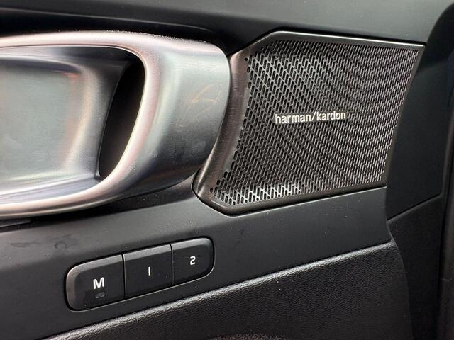 Volvo XC40 B4 Plus Dark | Harman/Kardon | Trekhaak | Elektrische Verstelbare stoelen |