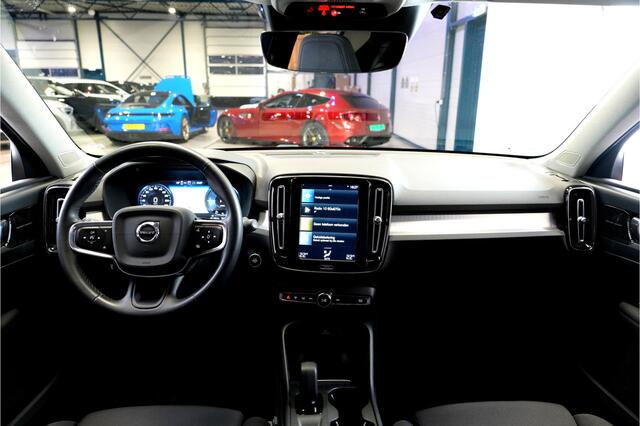 Volvo XC40 1.5 T4 Plug-in Hybrid 155kW/211pk DCT7 Inscription PANORAMADAK + EL.TREKHAAK + MATRIX LED + HARMAN/KARDON + SPORTSTOELEN + ADAPT.CRUISE + NAVI SENSUS + LANE ASSIST + PILOT ASSIST + 360 CAMERA + KEYLESS ENTRY&GO + PARKSENSOREN V&A + 19" LM-VELGEN!!