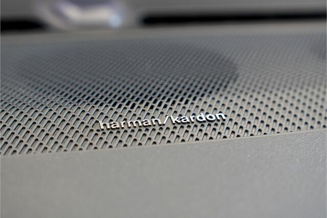 Volvo XC40 1.5 T4 Plug-in Hybrid 155kW/211pk DCT7 Inscription PANORAMADAK + EL.TREKHAAK + MATRIX LED + HARMAN/KARDON + SPORTSTOELEN + ADAPT.CRUISE + NAVI SENSUS + LANE ASSIST + PILOT ASSIST + 360 CAMERA + KEYLESS ENTRY&GO + PARKSENSOREN V&A + 19" LM-VELGEN!!